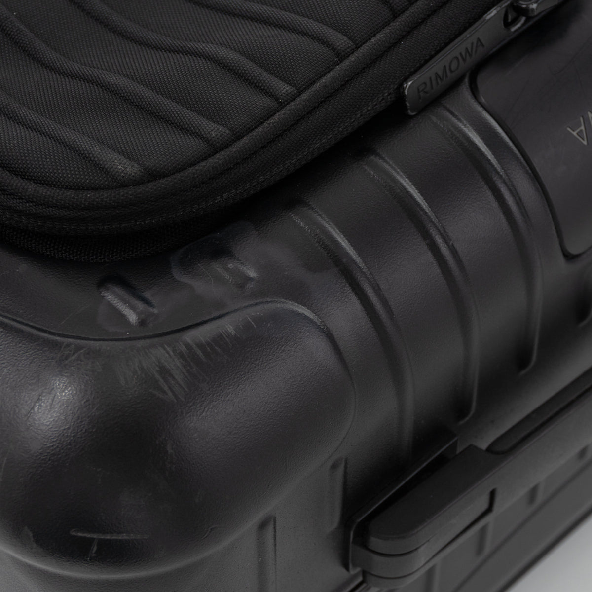 リモワ エッセンシャルスリーブ キャビン 37L 4輪 マットブラック 842.53.63.4.63.4 中古