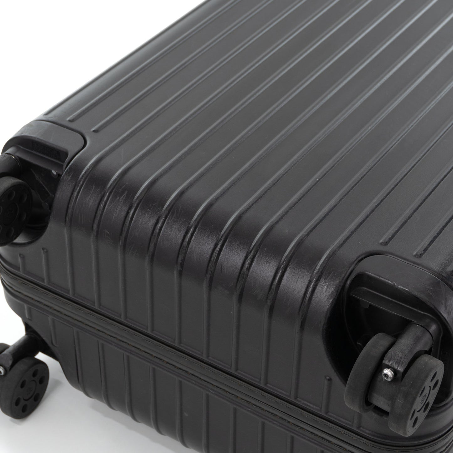 リモワ エッセンシャルスリーブ キャビン 37L 4輪 マットブラック 842.53.63.4.63.4 中古