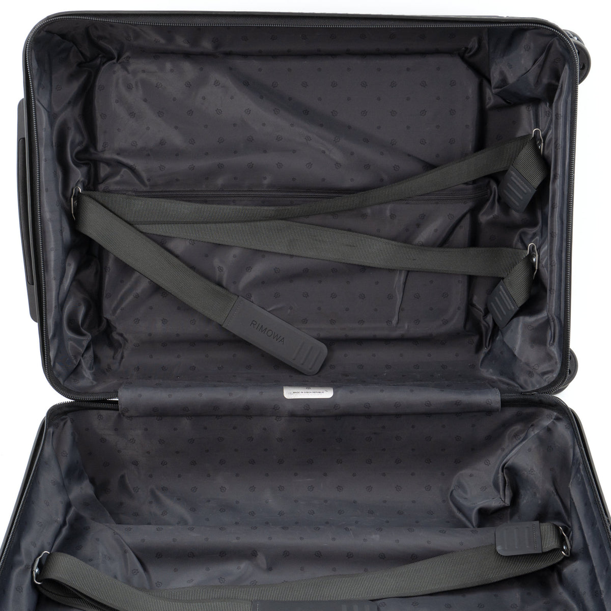 リモワ エッセンシャルスリーブ キャビン 37L 4輪 マットブラック 842.53.63.4.63.4 中古