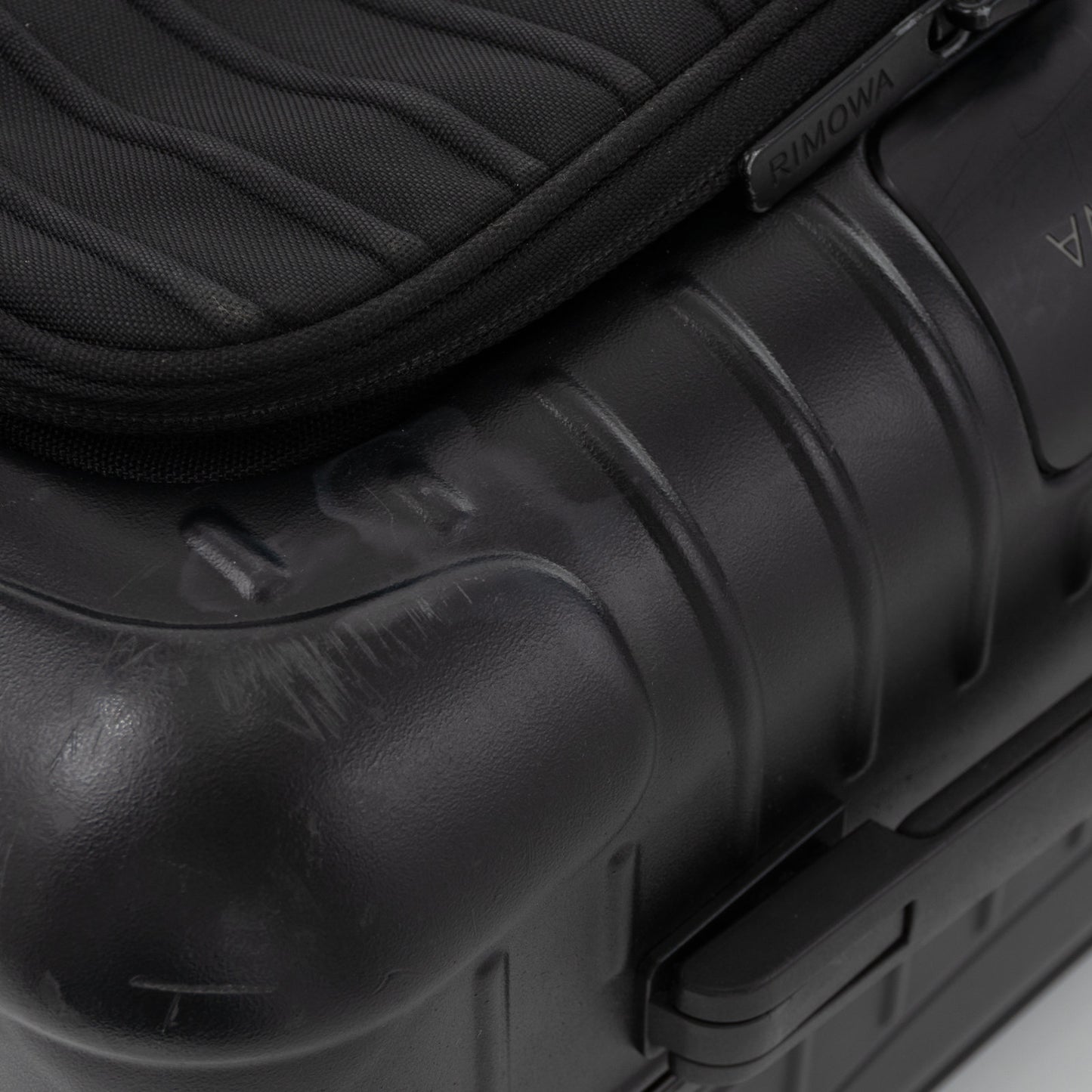 リモワ エッセンシャルスリーブ キャビン 37L 4輪 マットブラック 842.53.63.4.63.4 中古