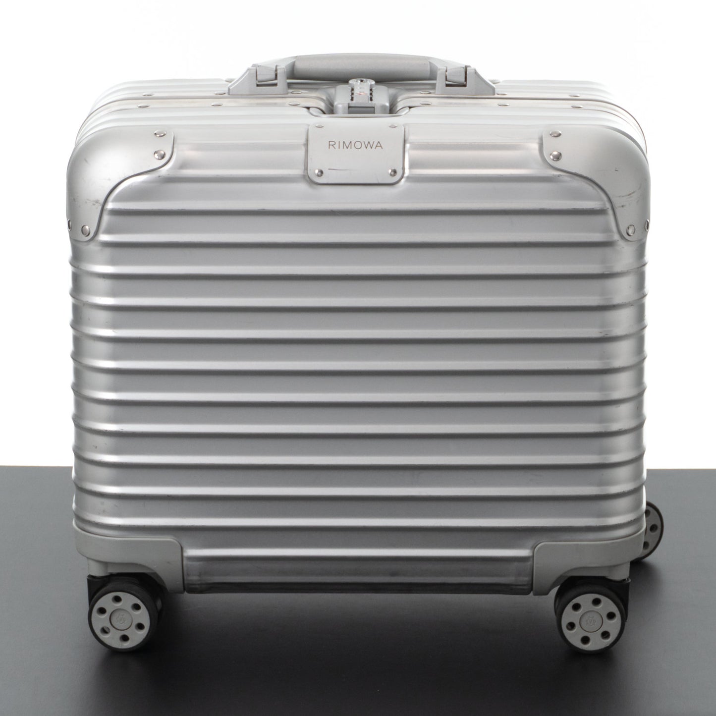 リモワ オリジナル コンパクト 29L 4輪 シルバー 925.40.00.4 中古
