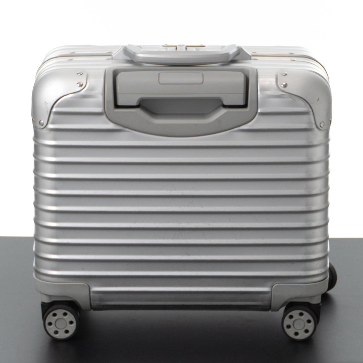 リモワ オリジナル コンパクト 29L 4輪 シルバー 925.40.00.4 中古