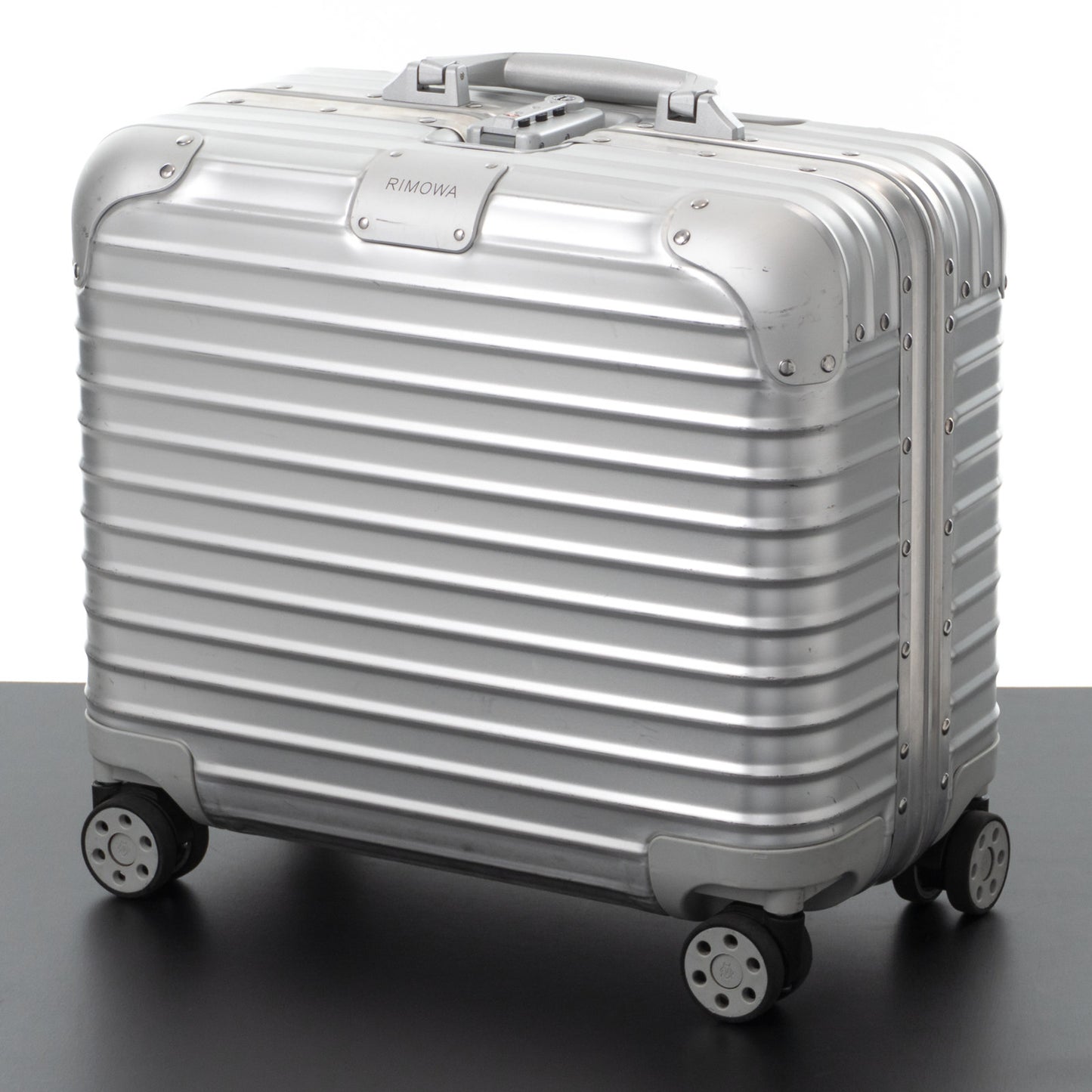 リモワ オリジナル コンパクト 29L 4輪 シルバー 925.40.00.4 中古