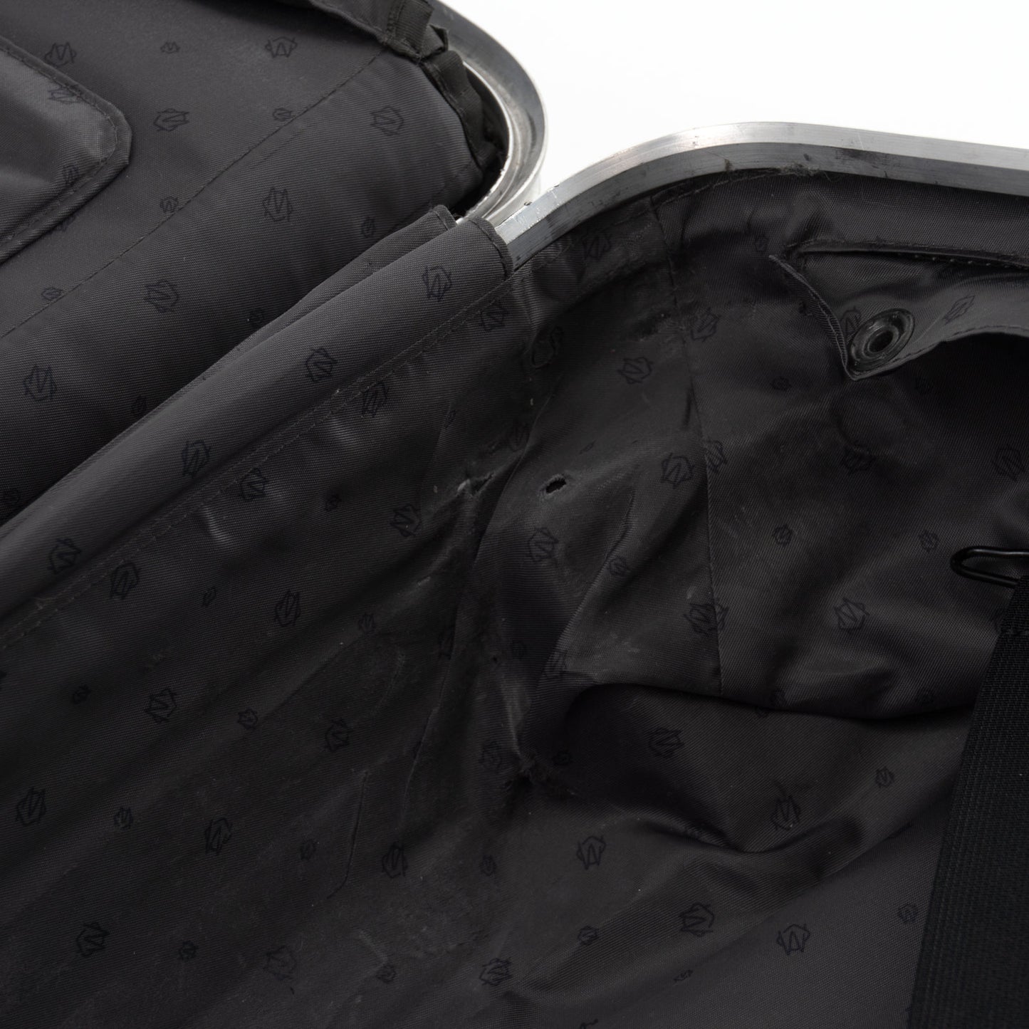 リモワ オリジナル コンパクト 29L 4輪 シルバー 925.40.00.4 中古