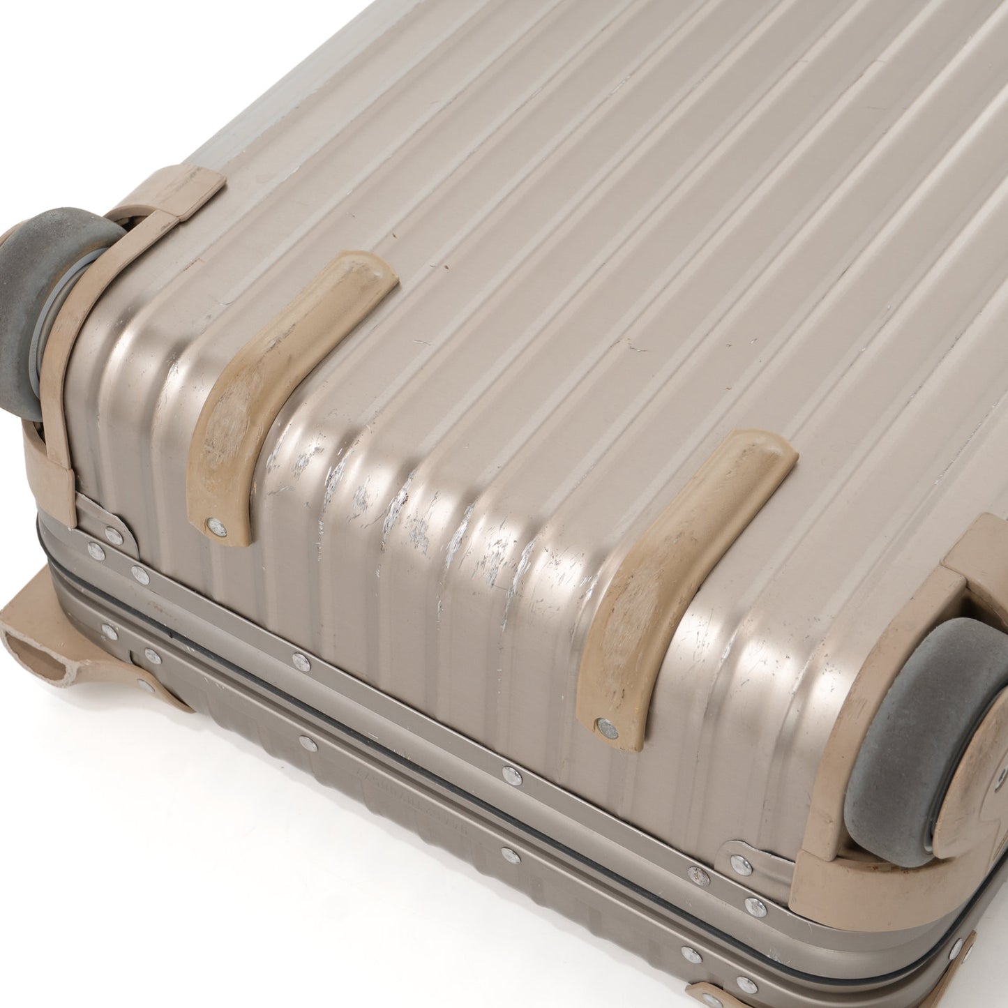 リモワ トパーズ 32L 2輪 キャビンS チタニウム 944.52 中古
