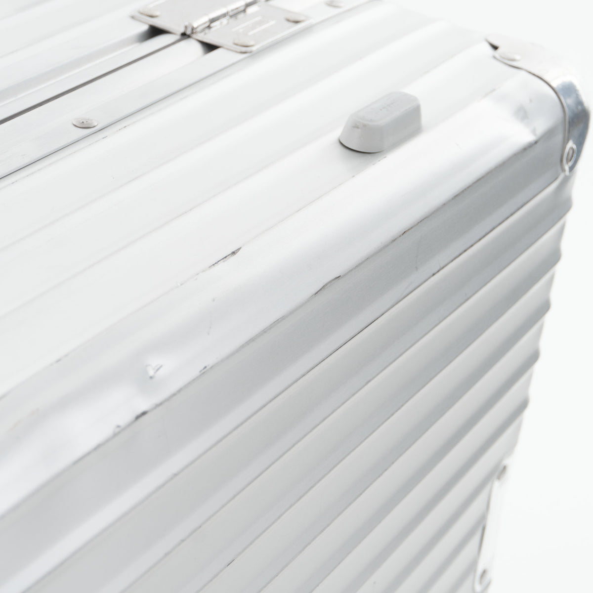 リモワ クラシックフライト 60L 4輪 チェックインM シルバー 971.63.00.4 中古