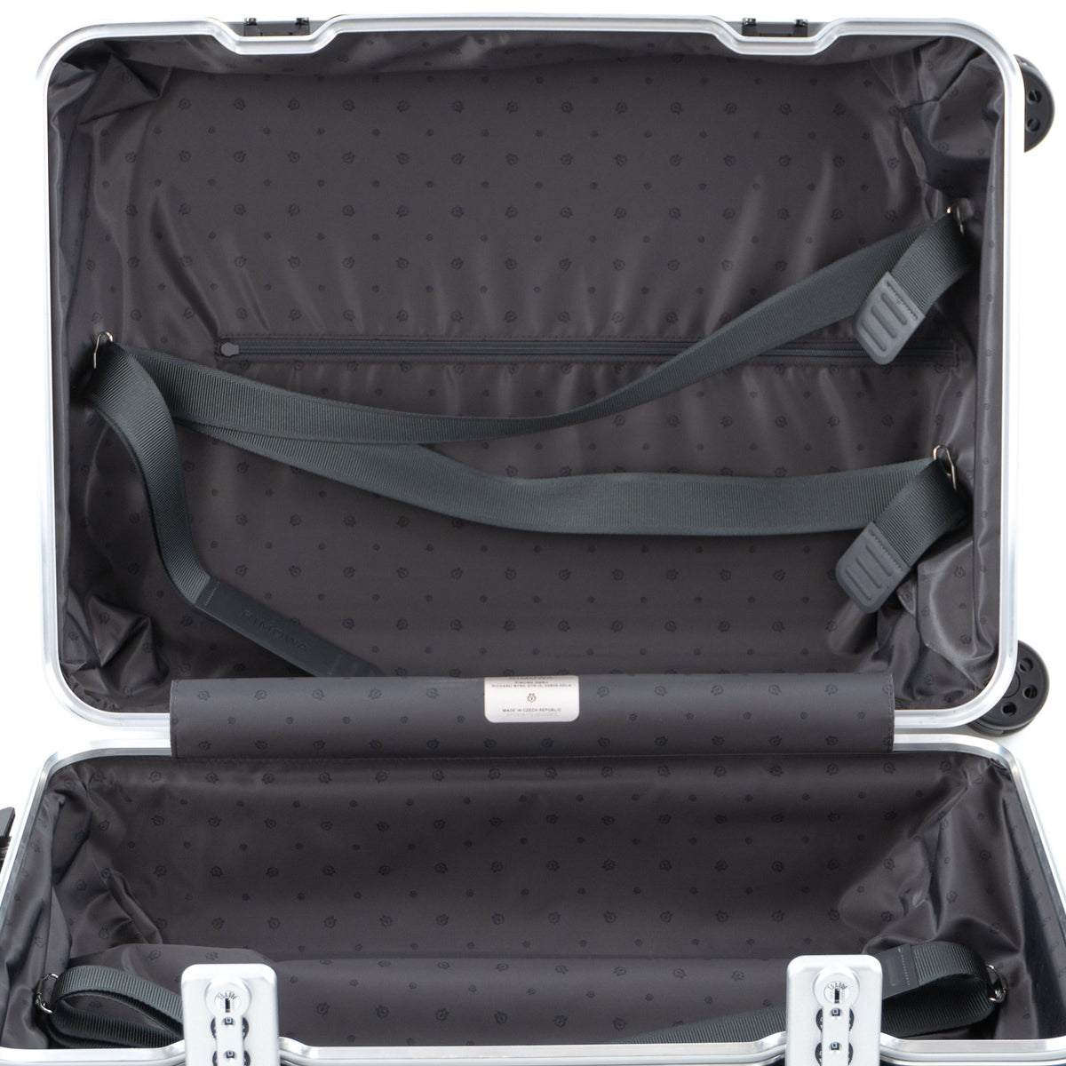 リモワ ハイブリッド キャビン 37L 4輪 マットブラック 883.53.63.1 中古