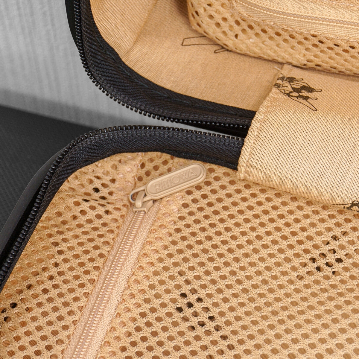 RIMOWA(リモワ) ルフトハンザ サルサ 32L 4輪 キャビンS